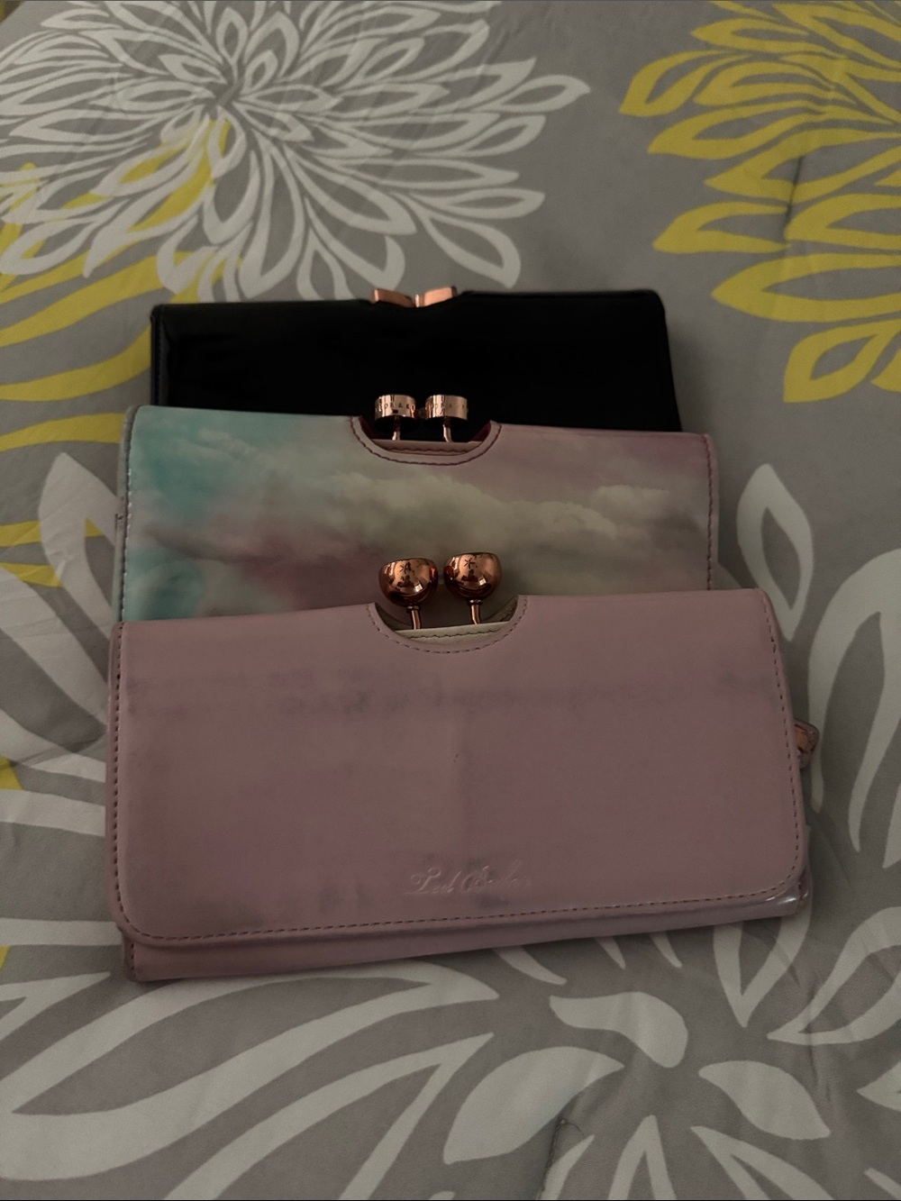 Women’s Pink Patent Kiss-Lock Wallet Clutch